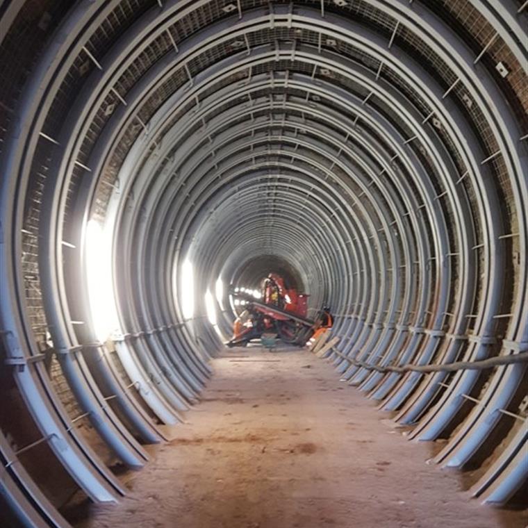 Perforazioni a raggiera per chiodature in un tunnel ferroviario, Lucca
